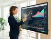Une dirigeante analyse un tableau financier abstrait illustrant plusieurs sources de financement dans un bureau moderne et lumineux.